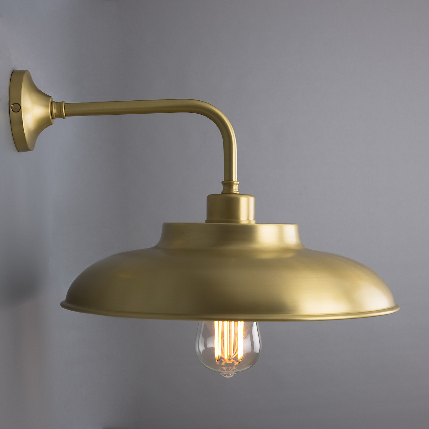 Industrial Wall Sconce With Flat Brass Shade: Messing satiniert