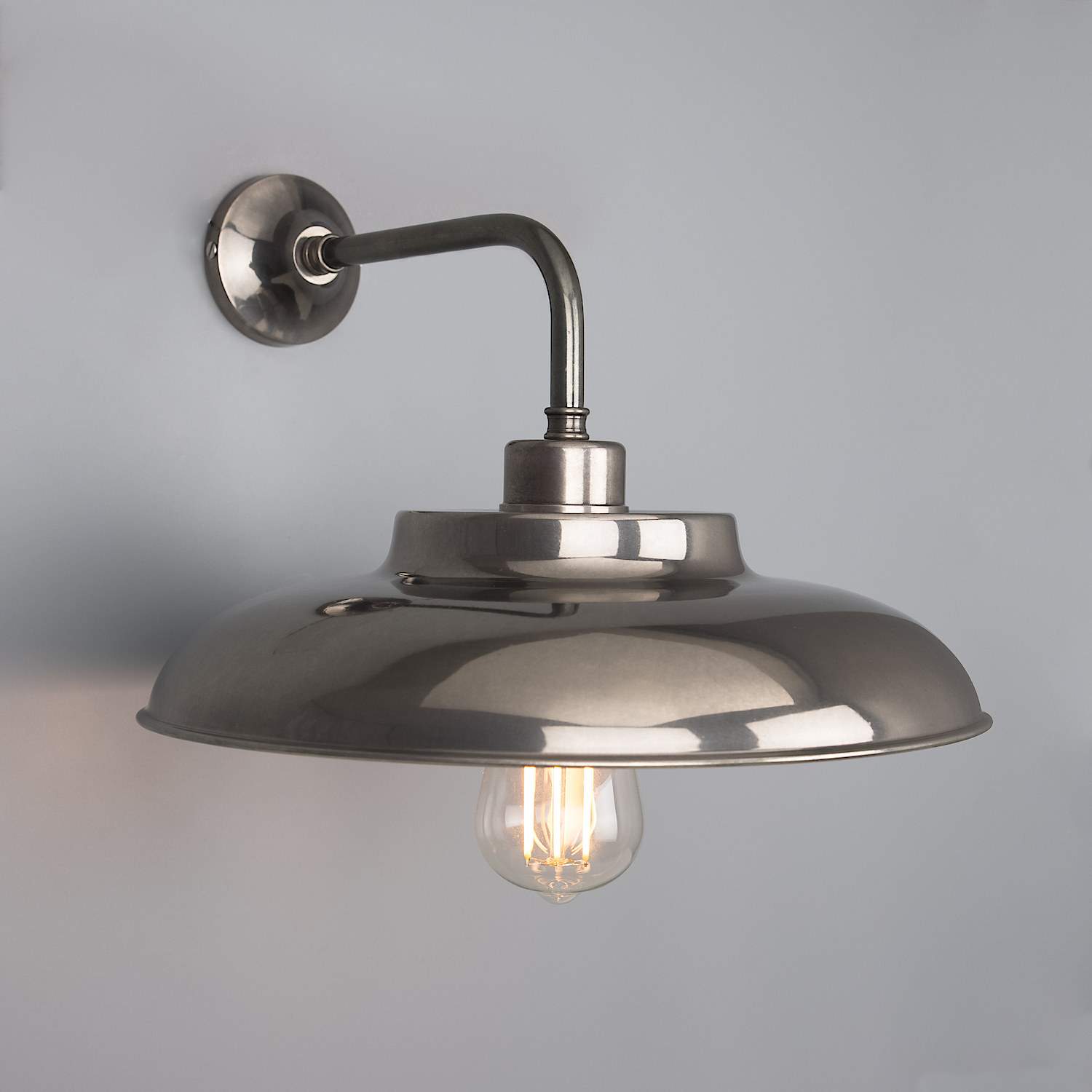 Industrial Wall Sconce With Flat Brass Shade: Messing alt-silbern patiniert