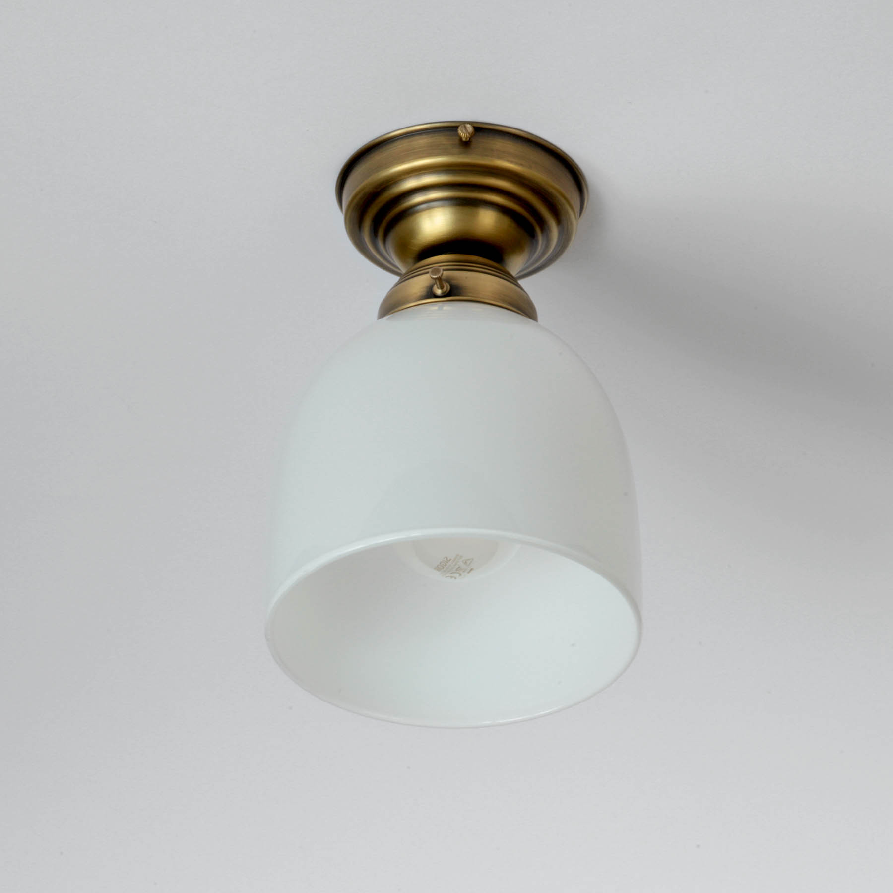 Small Ceiling Light With Opal Glass Ø 15 cm: Antik handpatiniert (Altmessing) 