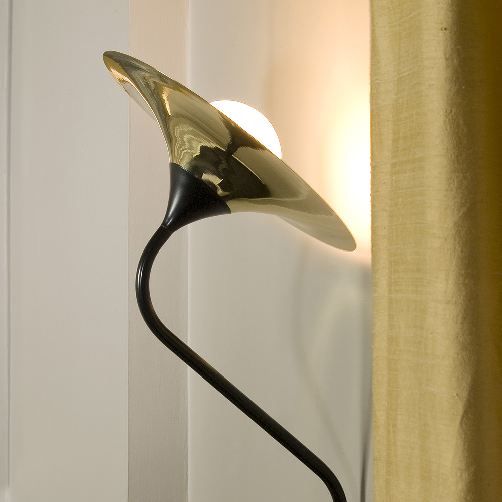 Exklusive, geschwungene Wandleuchte für indirekte Beleuchtung Exklusive, geschwungene Wandleuchte für indirekte Beleuchtung