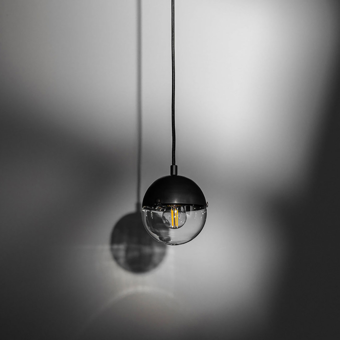 Kleine Pendelleuchte MOLECULE SINGLE mit Halbkugel-Glas, Ø 12 cm, Bild 9
