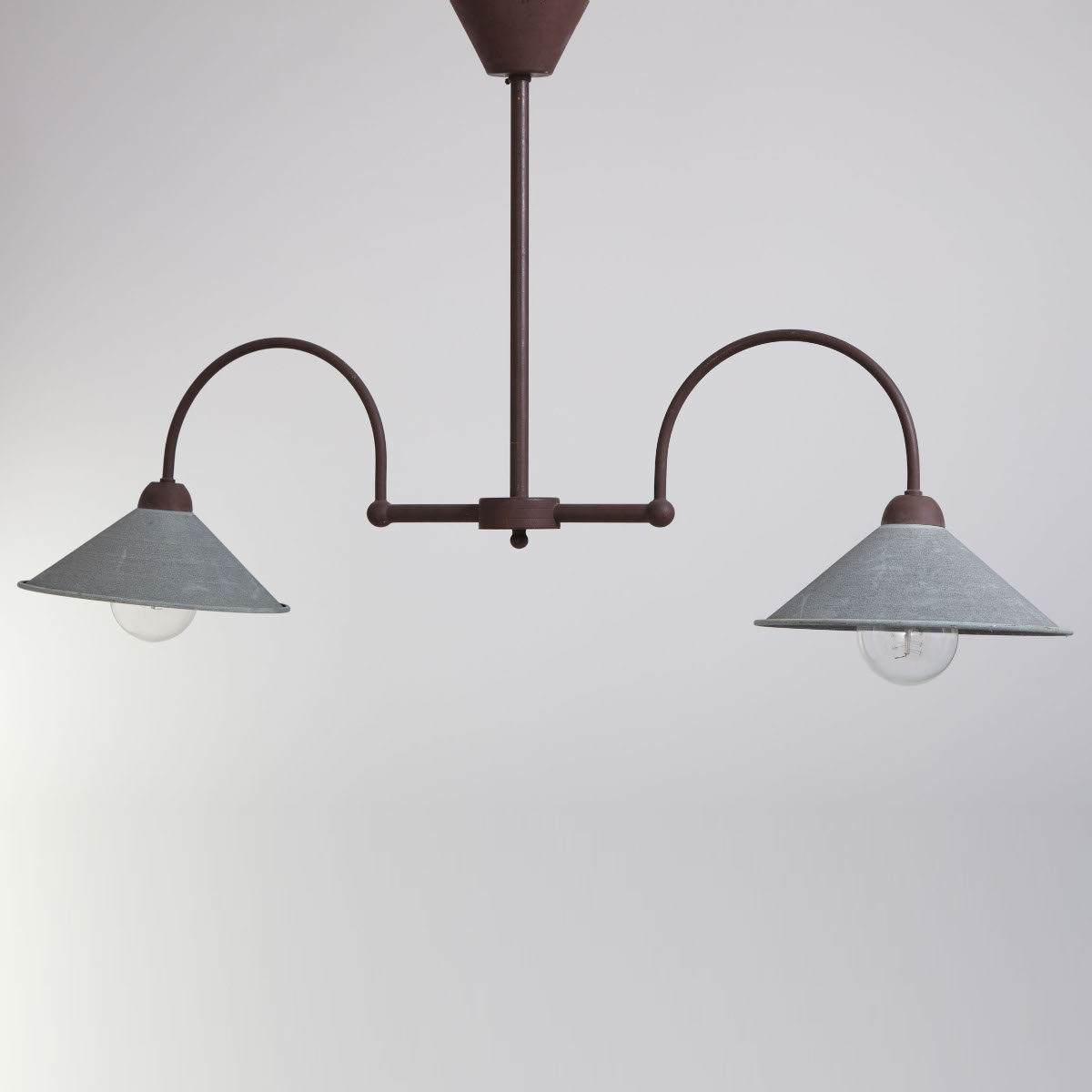 Bild 4: Sonder-Ausführung in Edelrostpatina, Schirme in Alt-Zink (bitte anfragen) Rustikale Doppel-Hängeleuchte für (Billard-)Tische NOUMI: Sonder-Ausführung in Edelrostpatina, Schirme in Alt-Zink (bitte anfragen)