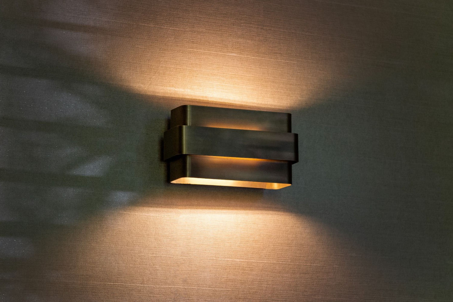 MARETO Up-and-Down Wall Light in Patinated Brass, Fig. 4