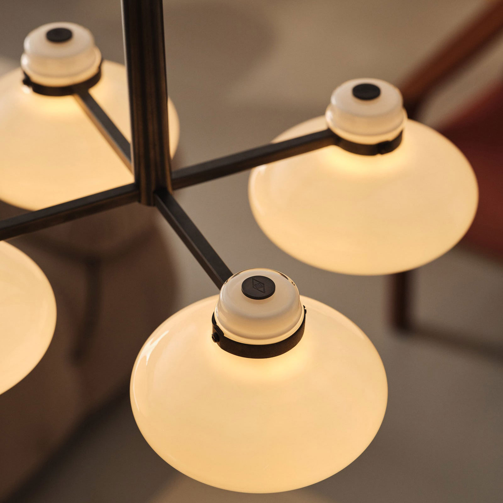 Bild 5: Vier Opalglas-Schirme sorgen für atmosphärisches Raumlicht Vierflammige Opalglas-Pendelleuchte MAGNUS C4: Vier Opalglas-Schirme sorgen für atmosphärisches Raumlicht