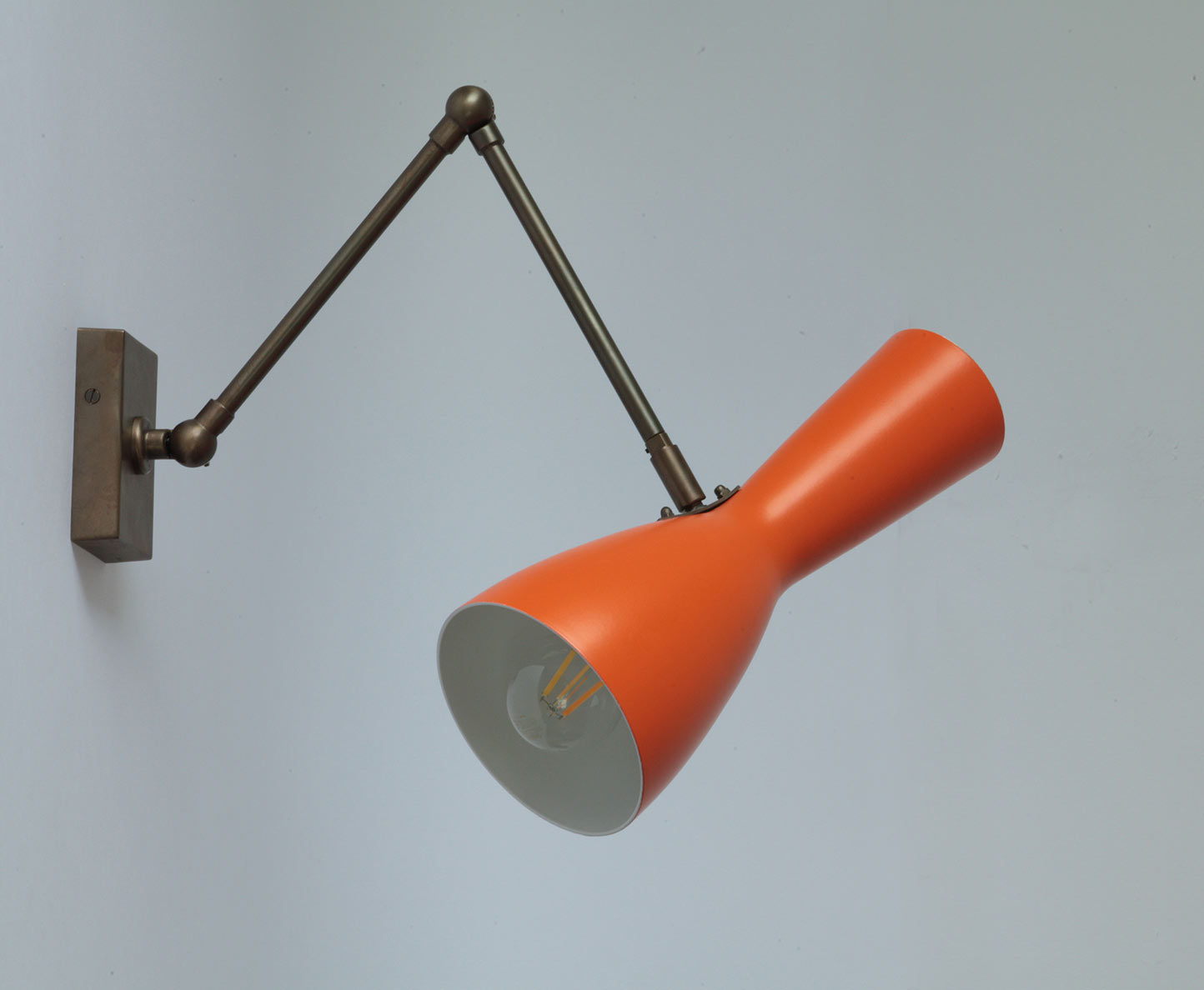 Bild 12: Schirm in RAL 2004 Reinorange (innen weiß), Halterung in Messing dunkel brüniert Italienische Mid Century-Wandleuchte mit Messing-Gelenkarm: Schirm in RAL 2004 Reinorange (innen weiß), Halterung in Messing dunkel brüniert