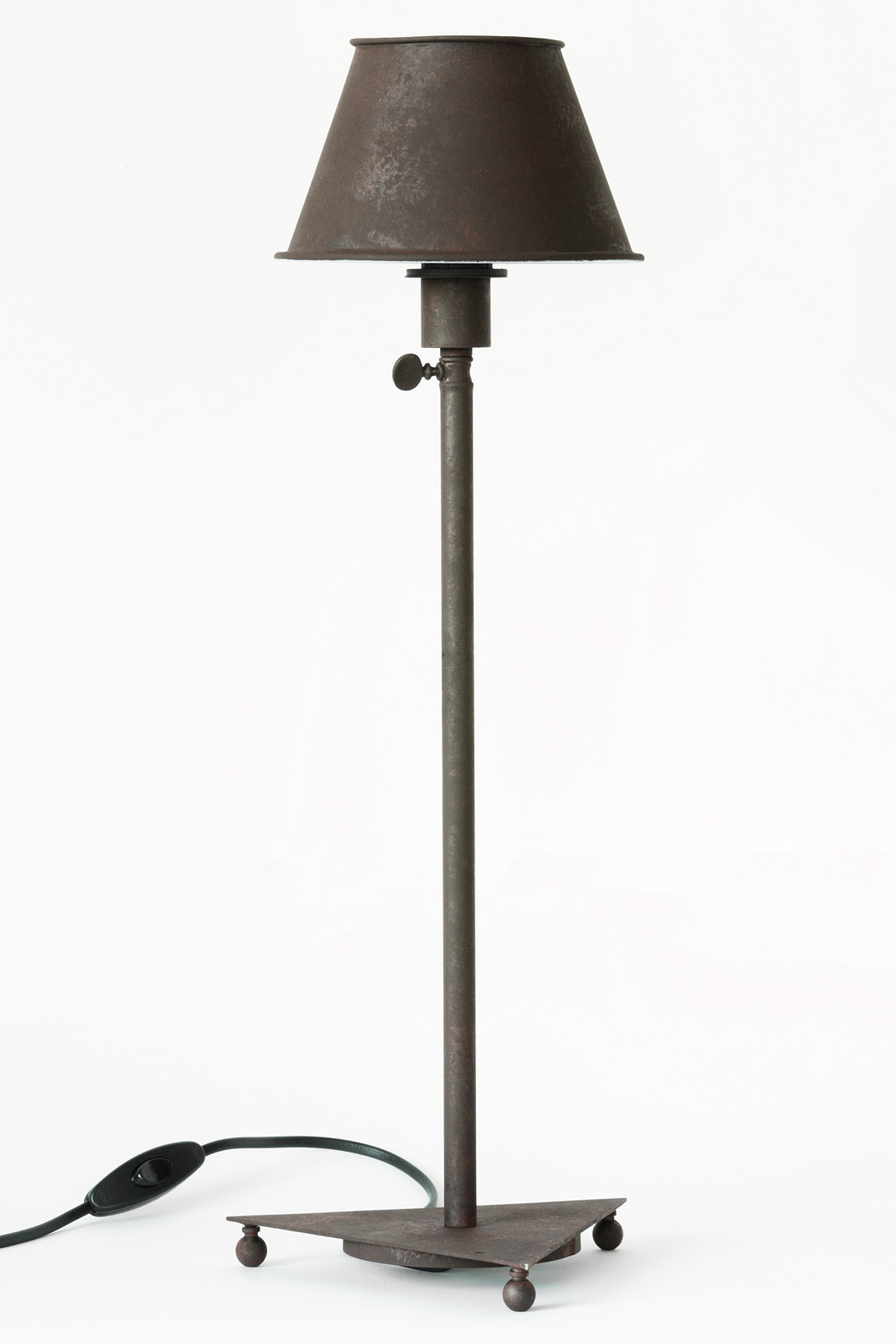 BERMUDA Französische Messing-Tischleuchte: Hohe französische Tischleuchte bzw. Beistell-Lampe, hier rustikal in der Ausführung Edelrost-Farbe