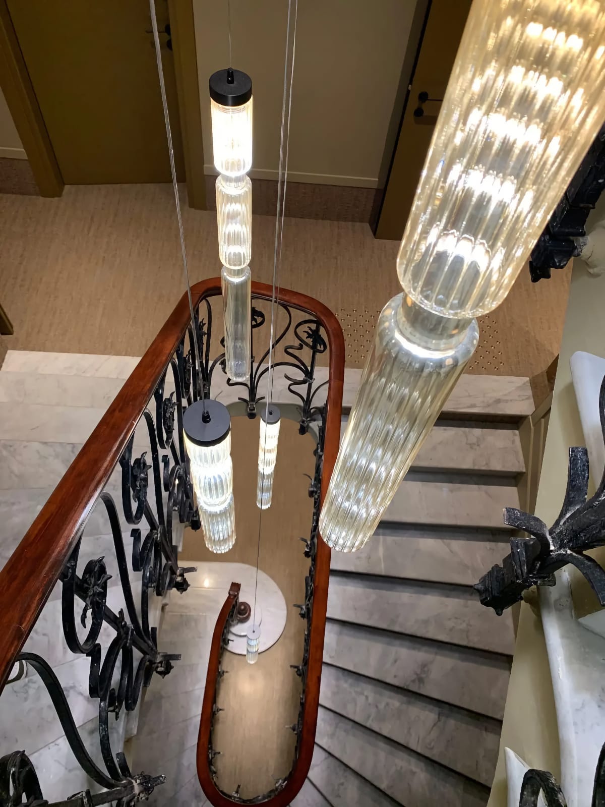 Bild 20: Eine beeindruckendes Leuchten-Cluster für das Treppenhaus Schmale Glasröhren-Leuchte SAGANO, vier Größen: Eine beeindruckendes Leuchten-Cluster für das Treppenhaus