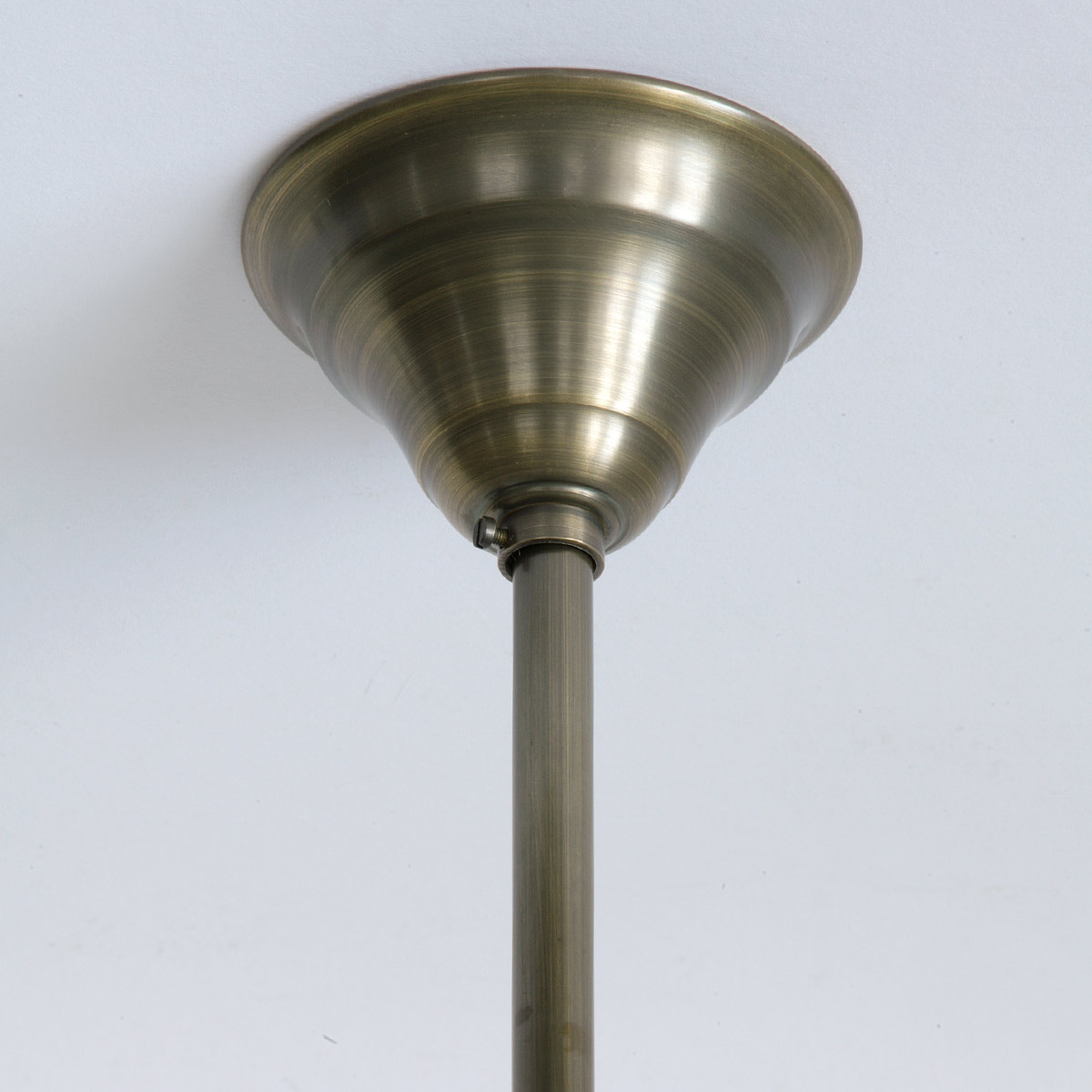 Klassische Stab-Deckenleuchte mit 30/35 cm-Opalglas-Schirm: Der Baldachin in Alt-Messing handpatiniert