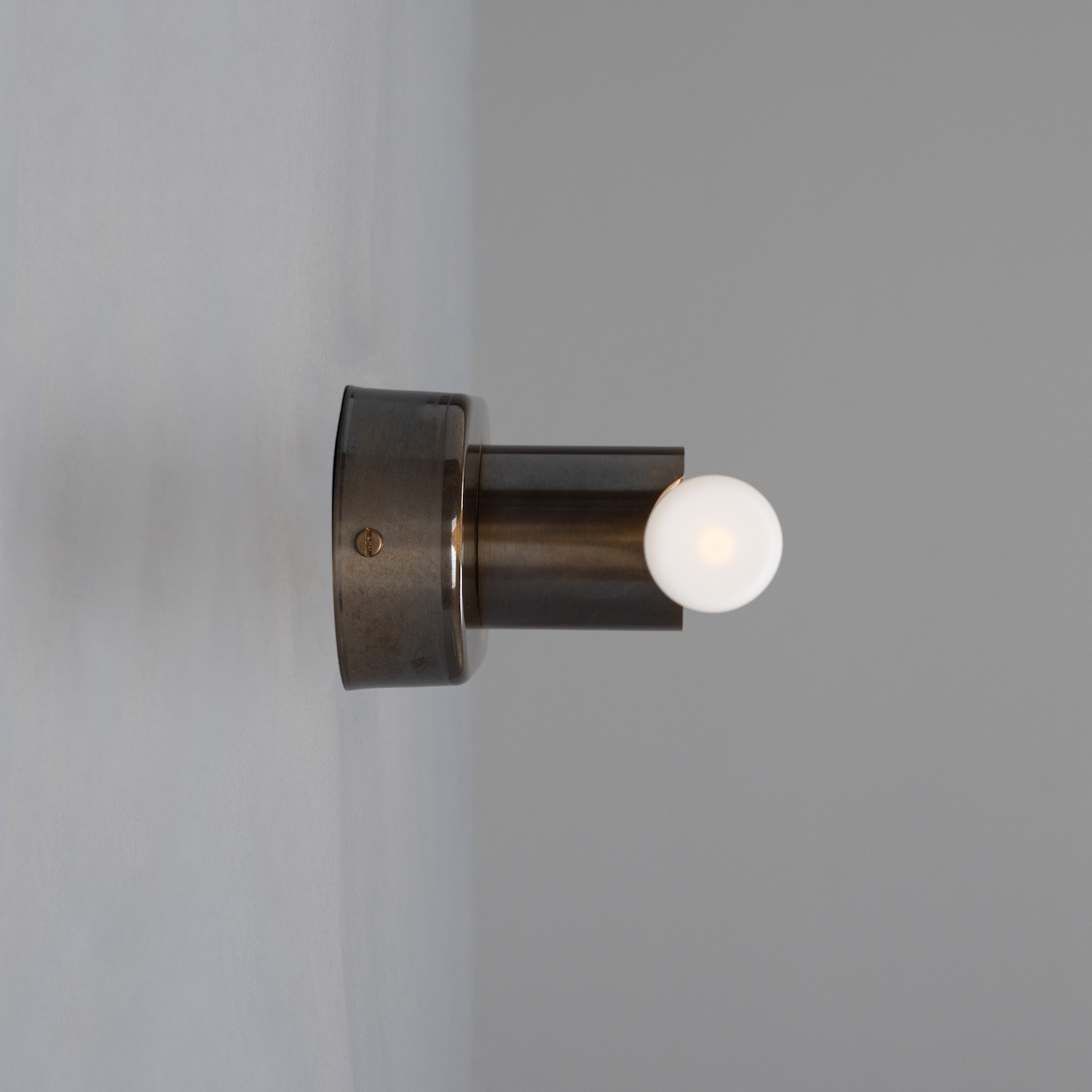 Minimalistische Wand- oder Spiegelleuchte aus Messing: Alt-Messing patiniert
