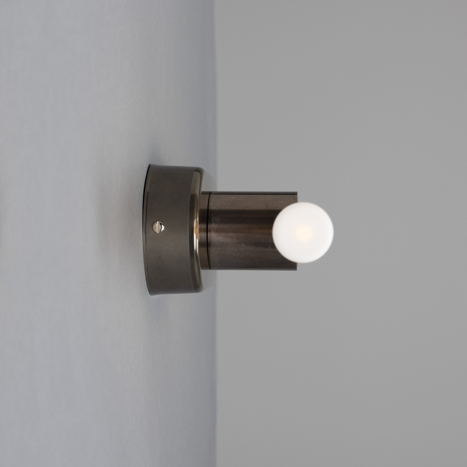 Minimalistische Wand- oder Spiegelleuchte aus Messing: Messing alt-silbern patiniert