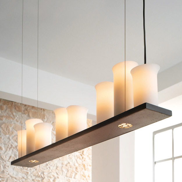 Geschmiedete Hängeleuchte mit acht Kerzen und Downlights Geschmiedete Hängeleuchte mit acht Kerzen und Downlights