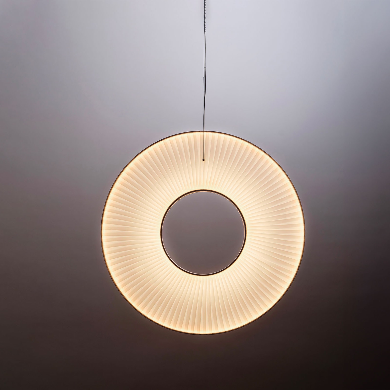 Runde LED-Pendelleuchte IRIS Vertical, zwei Größen Runde LED-Pendelleuchte IRIS Vertical, zwei Größen