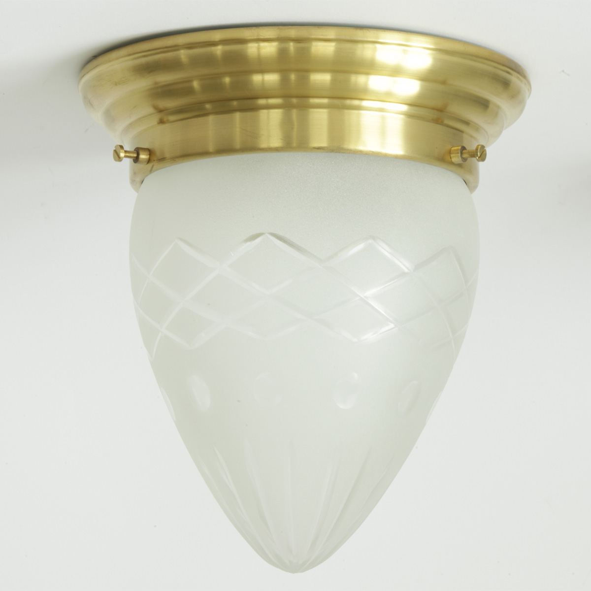 Deckenlampe mit mehrfach geschliffenem Spitzglas Ø 16 cm: Spitze Deckenleuchte, abgebildet mit Deckenteil in Messing natur