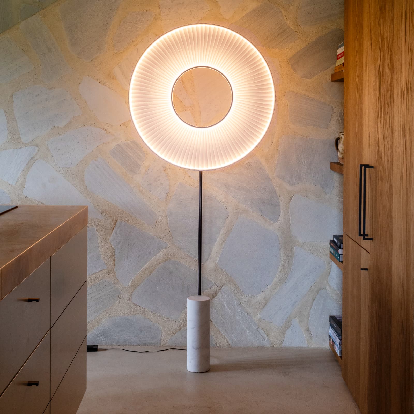 Große Stehleuchte IRIS aus Polyester-Taft und Marmor