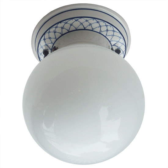 Fig. 3: Typische Kugel-Deckenlampe für eine Landhaus-Küche oder für den Flur oder das Badezimmer Italian Ceiling Fixture with Glass Ball on Porcelain Base Ø 20 cm: Typische Kugel-Deckenlampe für eine Landhaus-Küche oder für den Flur oder das Badezimmer