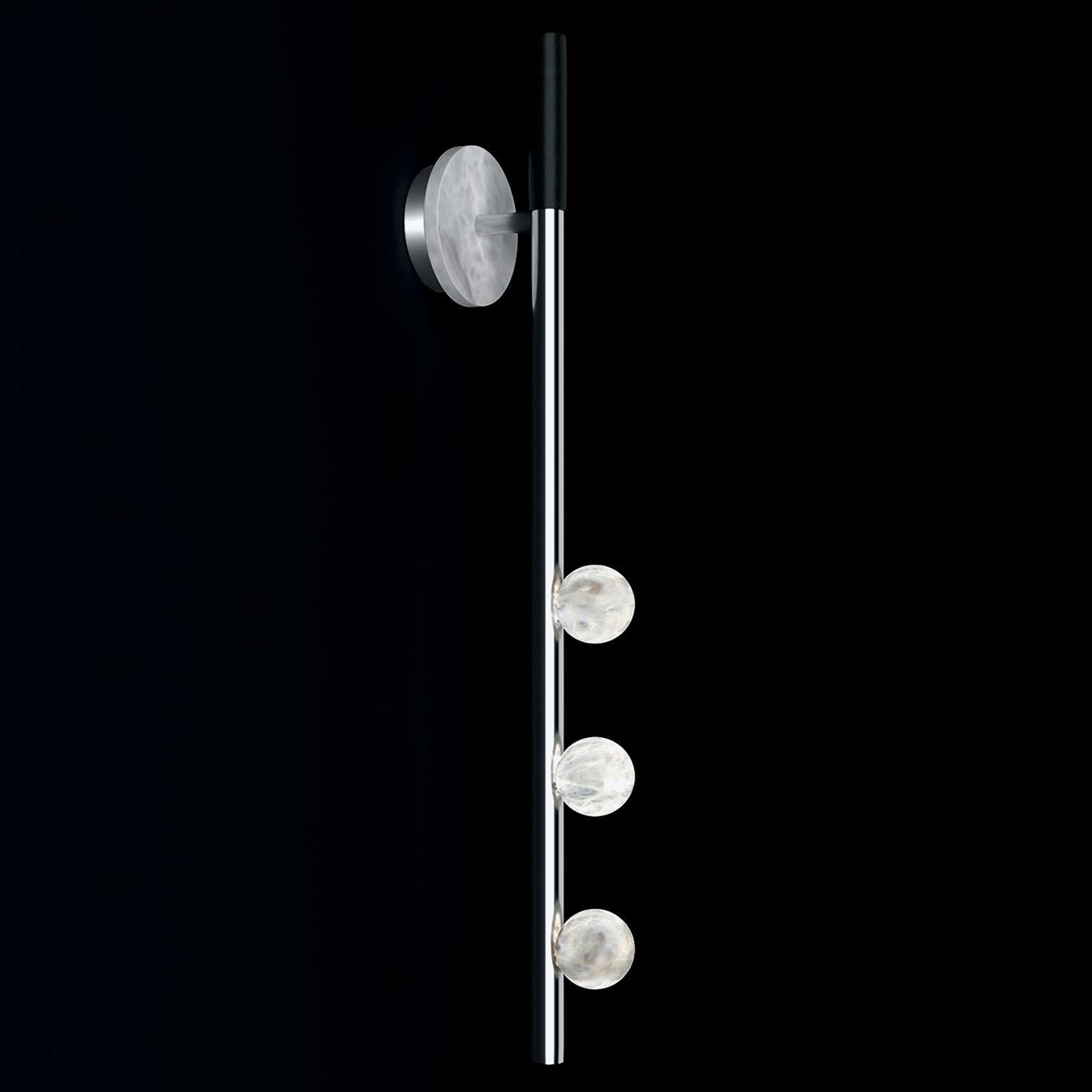 Elegante italienische Wandleuchte mit drei Alabaster-Kugeln DEMETRA: Design-Wandleuchte mit kleinen Alabaster-Kugeln, hier in „01 silber glänzend“, mit schwarzem Leder