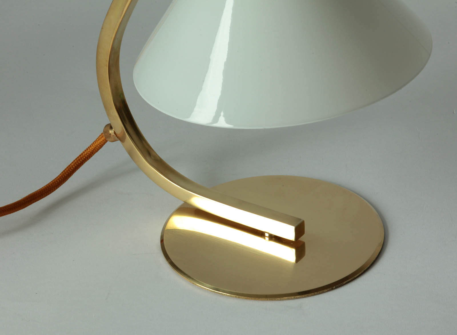 Small Table Lamp Made of Brass With Cone Shaped Shade: Messing poliert, unlackiert mit weiß glänzendem Glas
