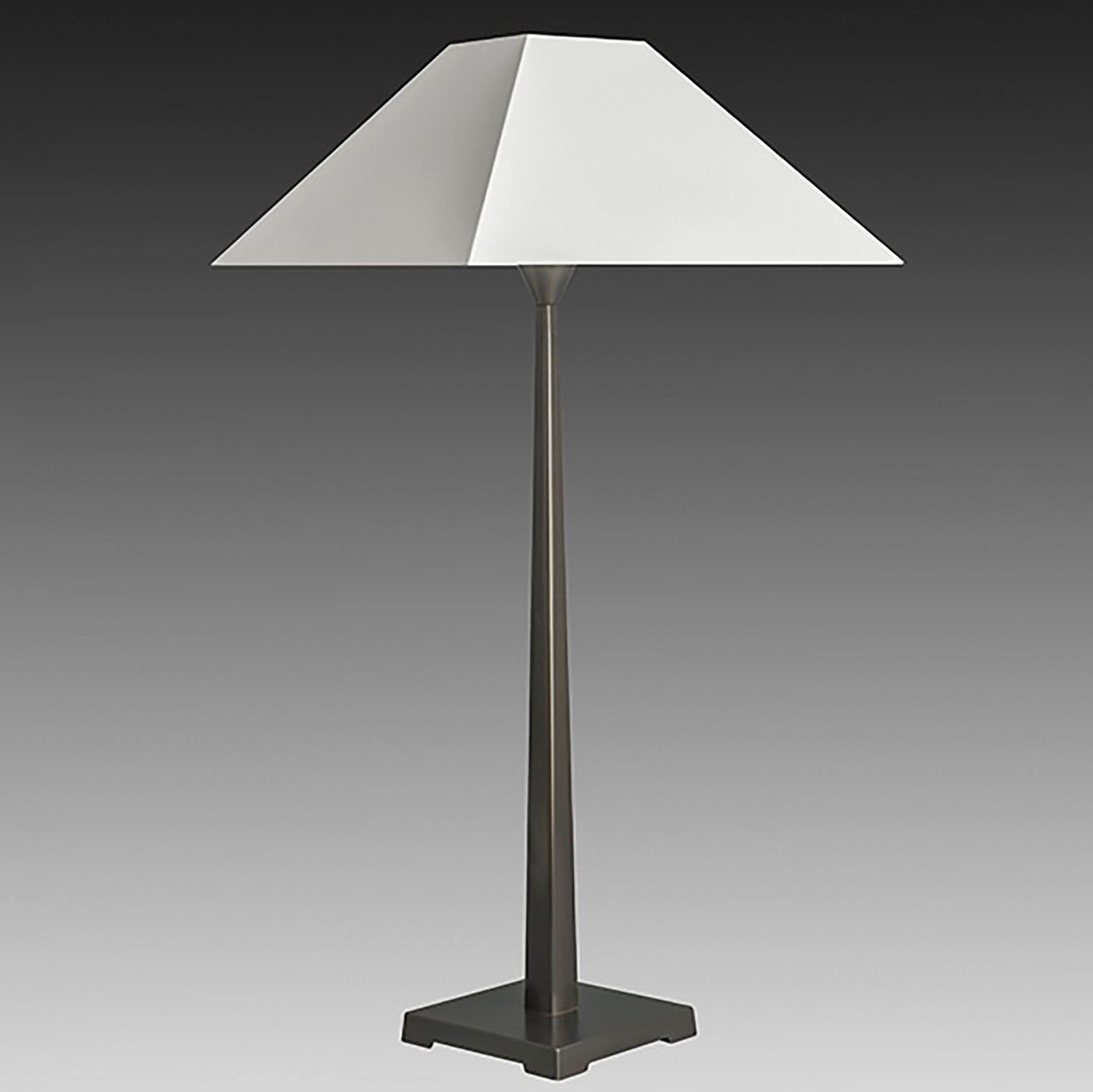 Elegante, hohe Tischleuchte aus Frankreich mit Textilschirm L113: Das Modell in schwarz patiniert.