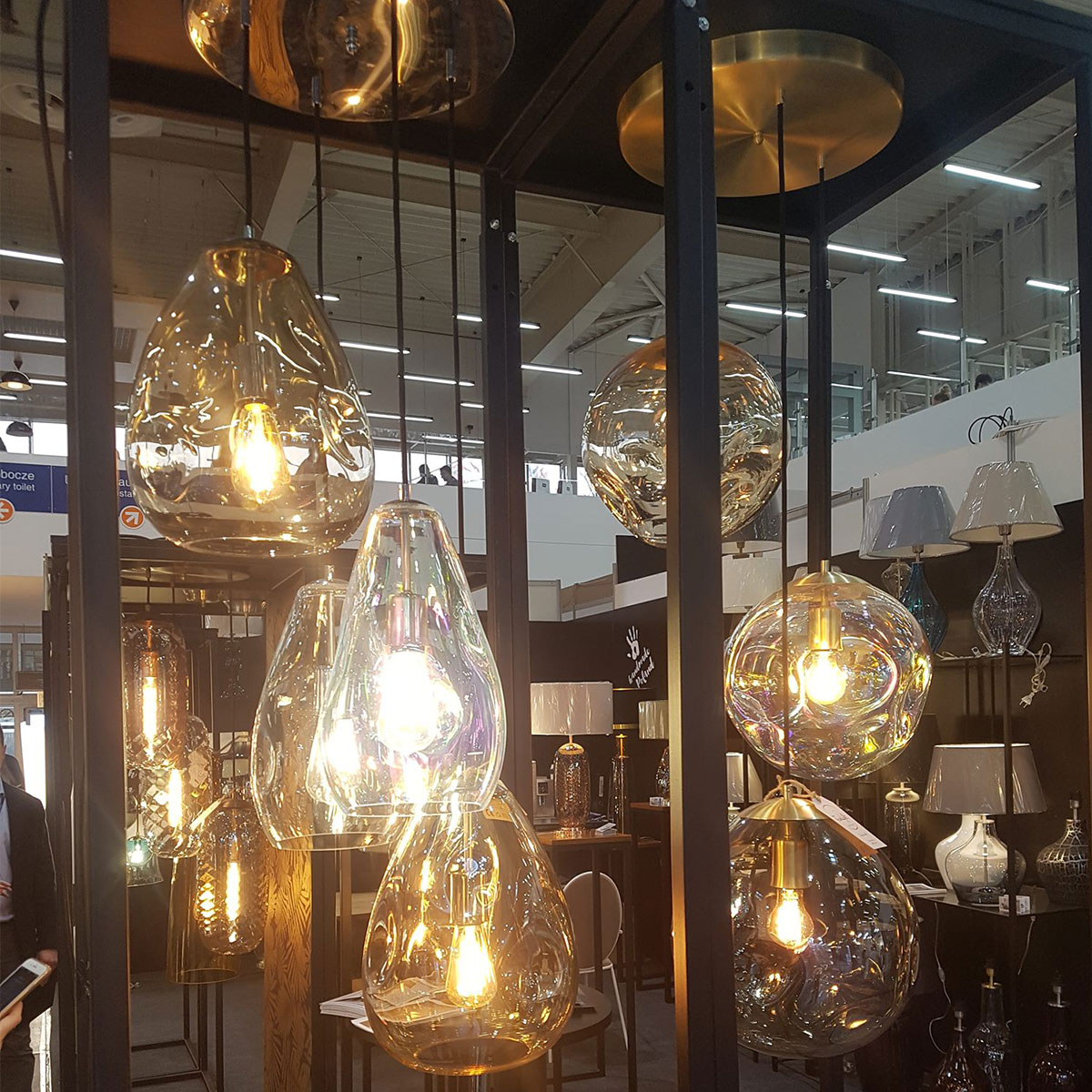 Organisch gewölbte Glas-Pendelleuchte in verschiedenen Glasfarben BLOB – Casa Lumi