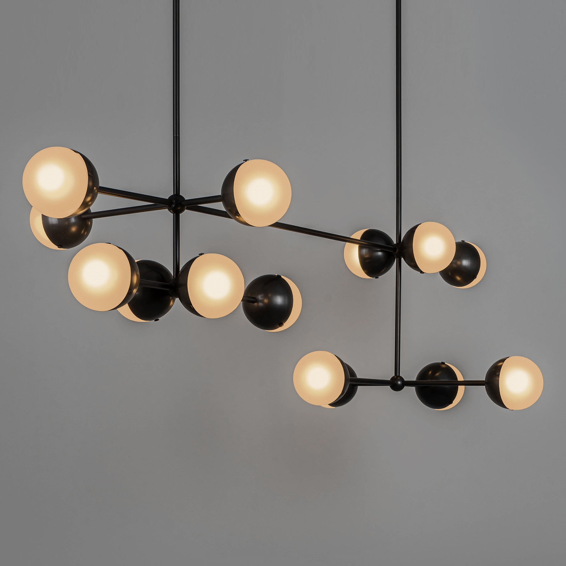 Glaskugel-Leuchter MOLECULE LINEAR mit 14 Kugeln Glaskugel-Leuchter MOLECULE LINEAR mit 14 Kugeln