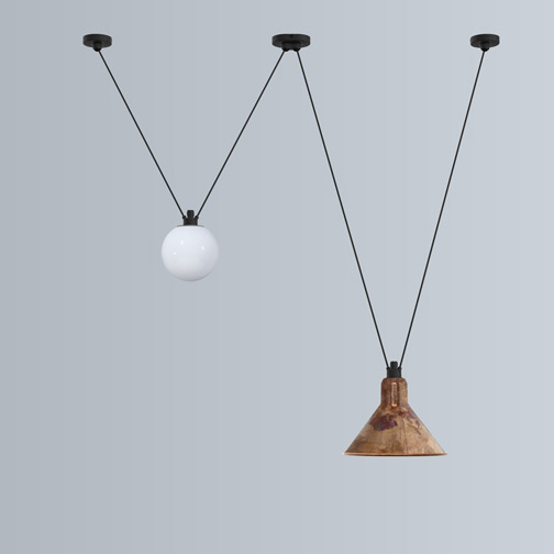 Bild 5: Kombination mit 175 mm-Glaskugel und CONIC XL-Schirm in Kupfer roh Doppel-Trapez-Pendelleuchte Les Acrobates N° 324: Kombination mit 175 mm-Glaskugel und CONIC XL-Schirm in Kupfer roh