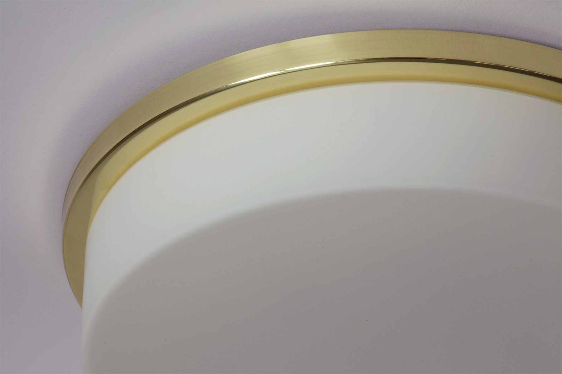 Zeitlose Opalglas-Deckenleuchte ELISA mit Zier-Ring, Ø 25–42 cm: Ring Messing (Größe M)