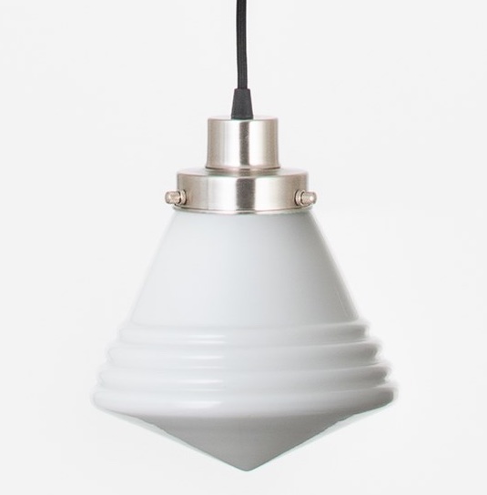 Pendelleuchte mit spitz zulaufendem weißem Opalglas