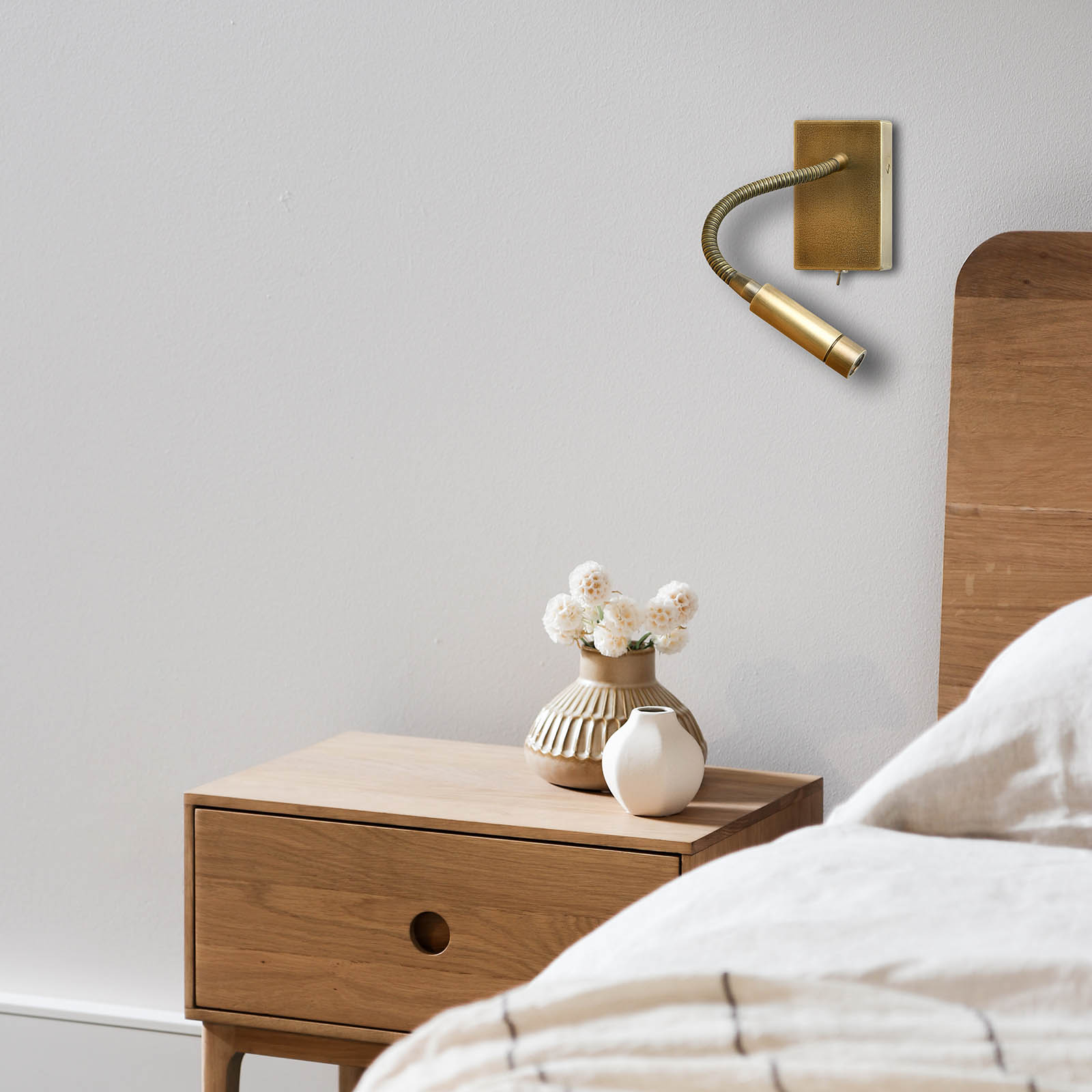 Moderne Leseleuchte mit Flexarm aus Messing AL43: Das Modell mit Schalter in natur matt satiniert.