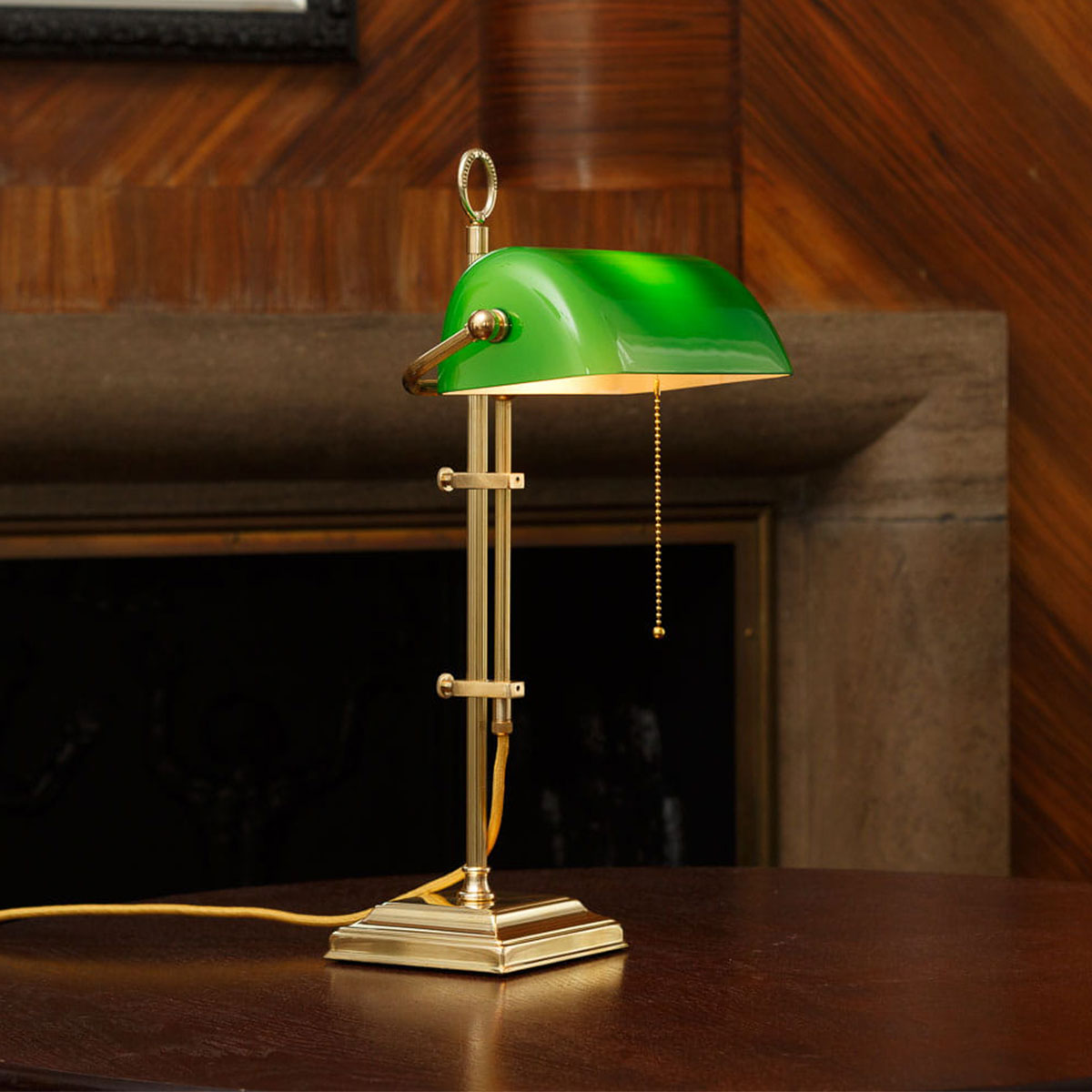 Banker’s Lamp – klassische Schreibtischleuchte mit Glasschirm: Messing poliert, lackiert