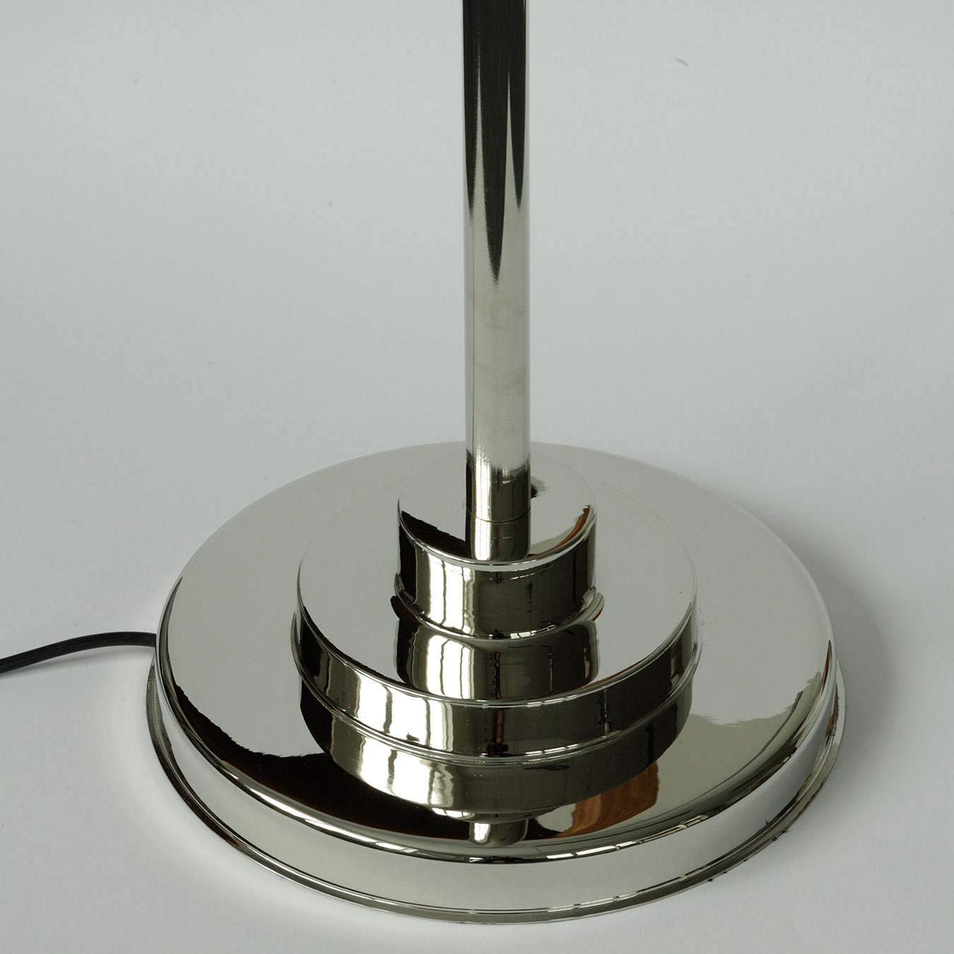 Fig. 3: glänzend vernickelt Art Deco floor lamp with opal glass cube: glänzend vernickelt
