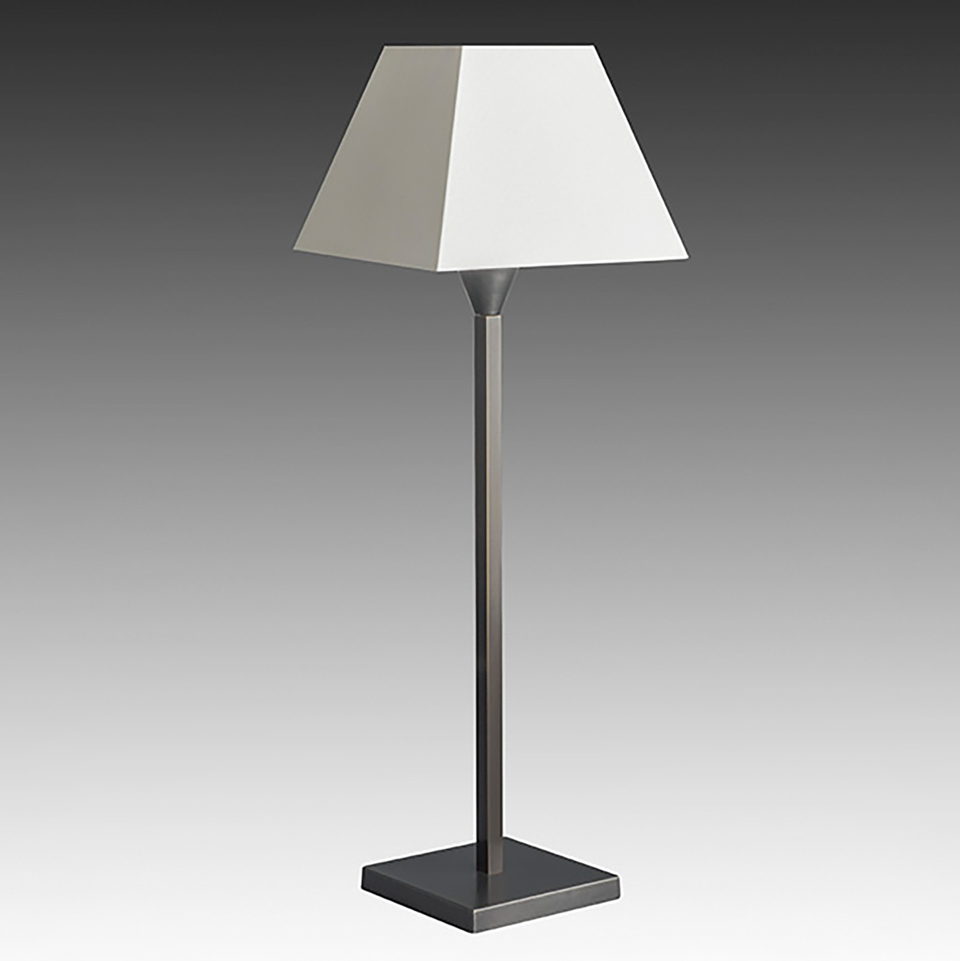 Klassisch schlichte Tischleuchte mit Textilschirm, drei Größen L122: hier Modell 2 in schwarz patiniert