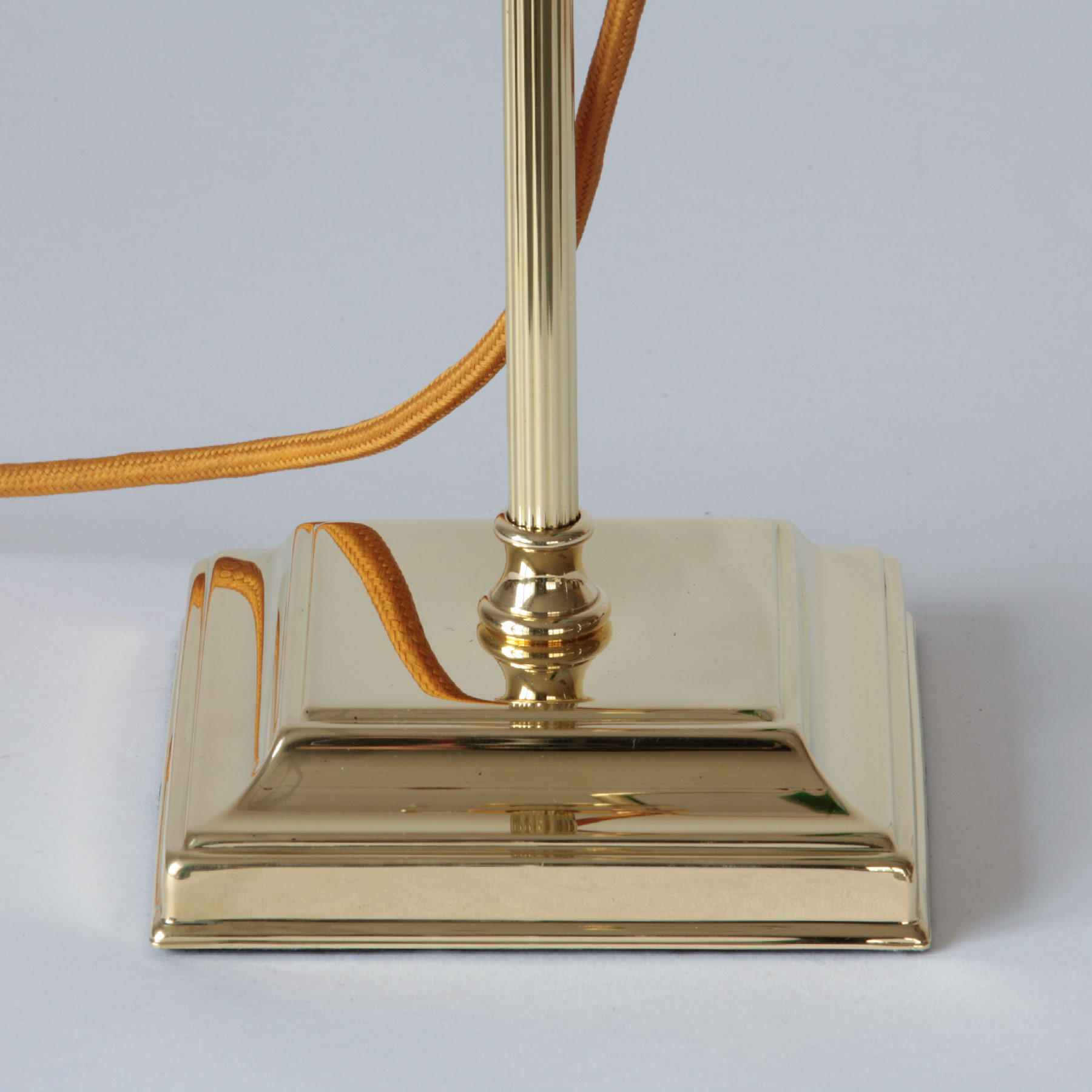 Banker’s Lamp – klassische Schreibtischleuchte mit Glasschirm: Messing poliert und lackiert