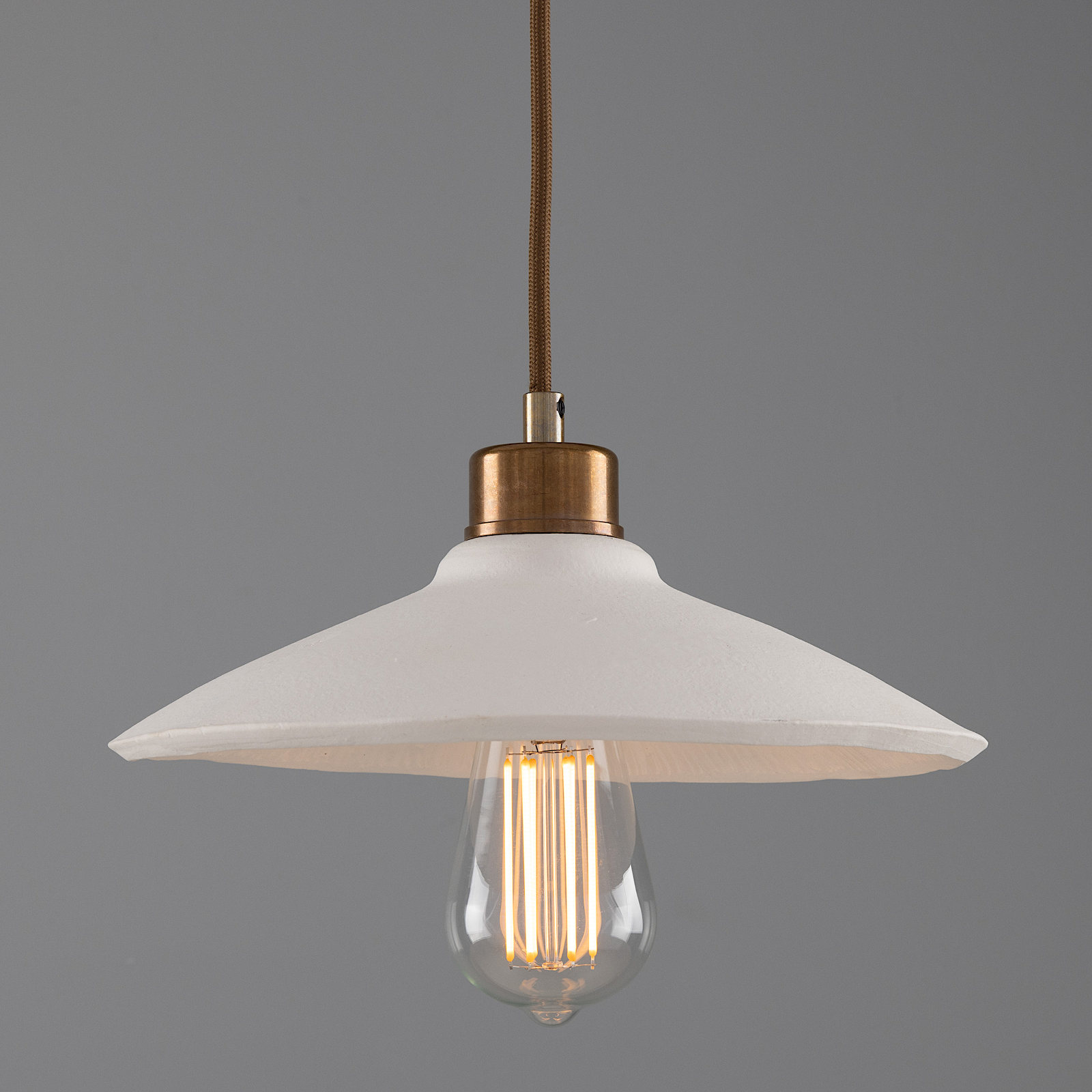 Einfache Keramik-Pendelleuchte mit flachem Schirm, weiß Einfache Keramik-Pendelleuchte mit flachem Schirm, weiß