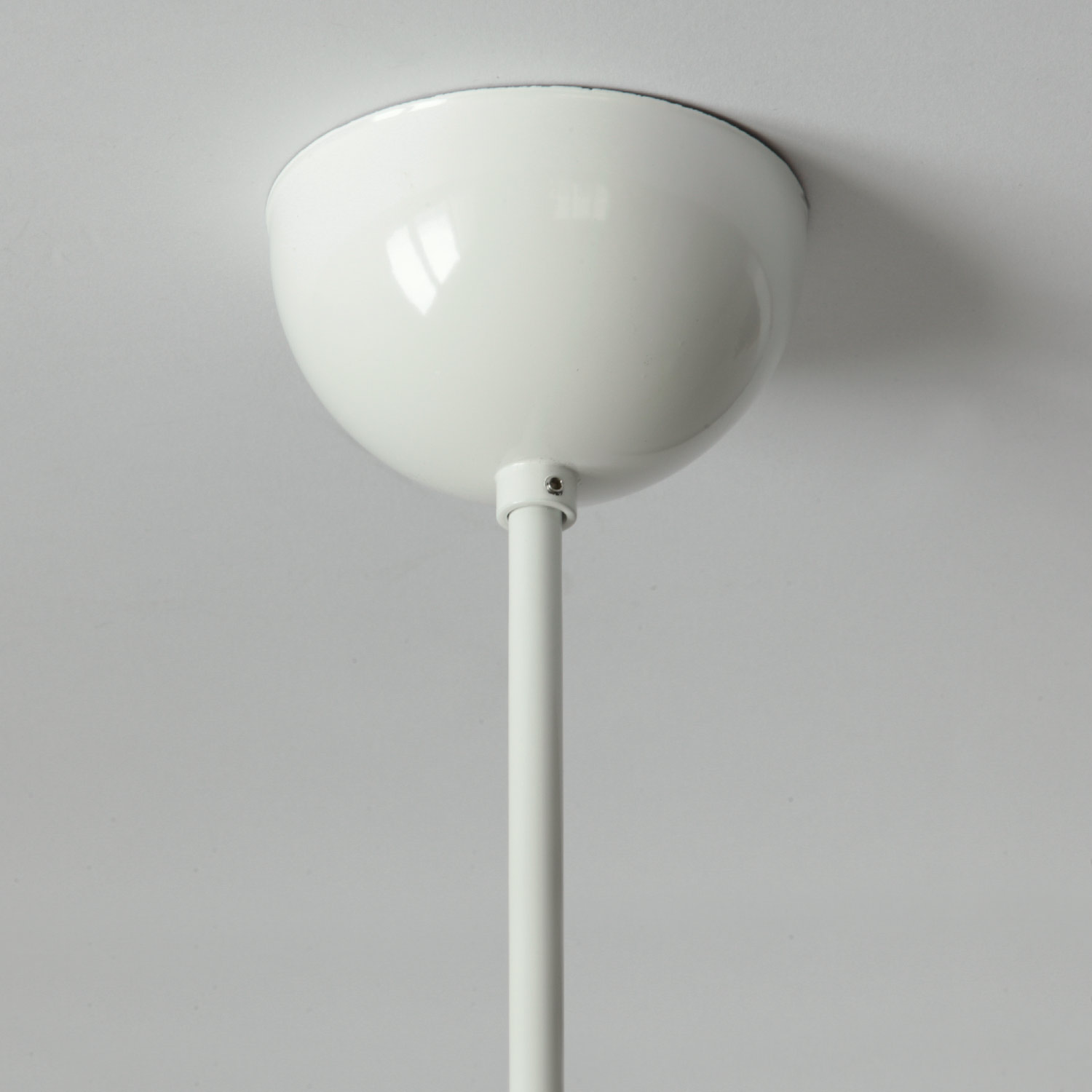Große, voluminöse Opalglas-Hängeleuchte TAJA: Baldachin mit Pendelrohr, weiß