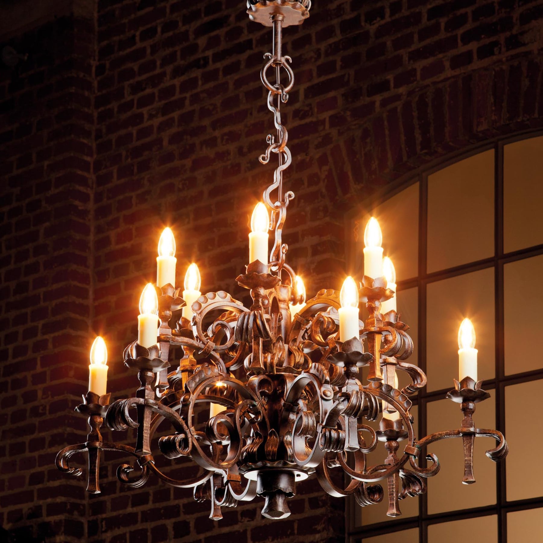 6- bzw. 12-flammiger Kronleuchter aus Schmiedeeisen 6- bzw. 12-flammiger Kronleuchter aus Schmiedeeisen