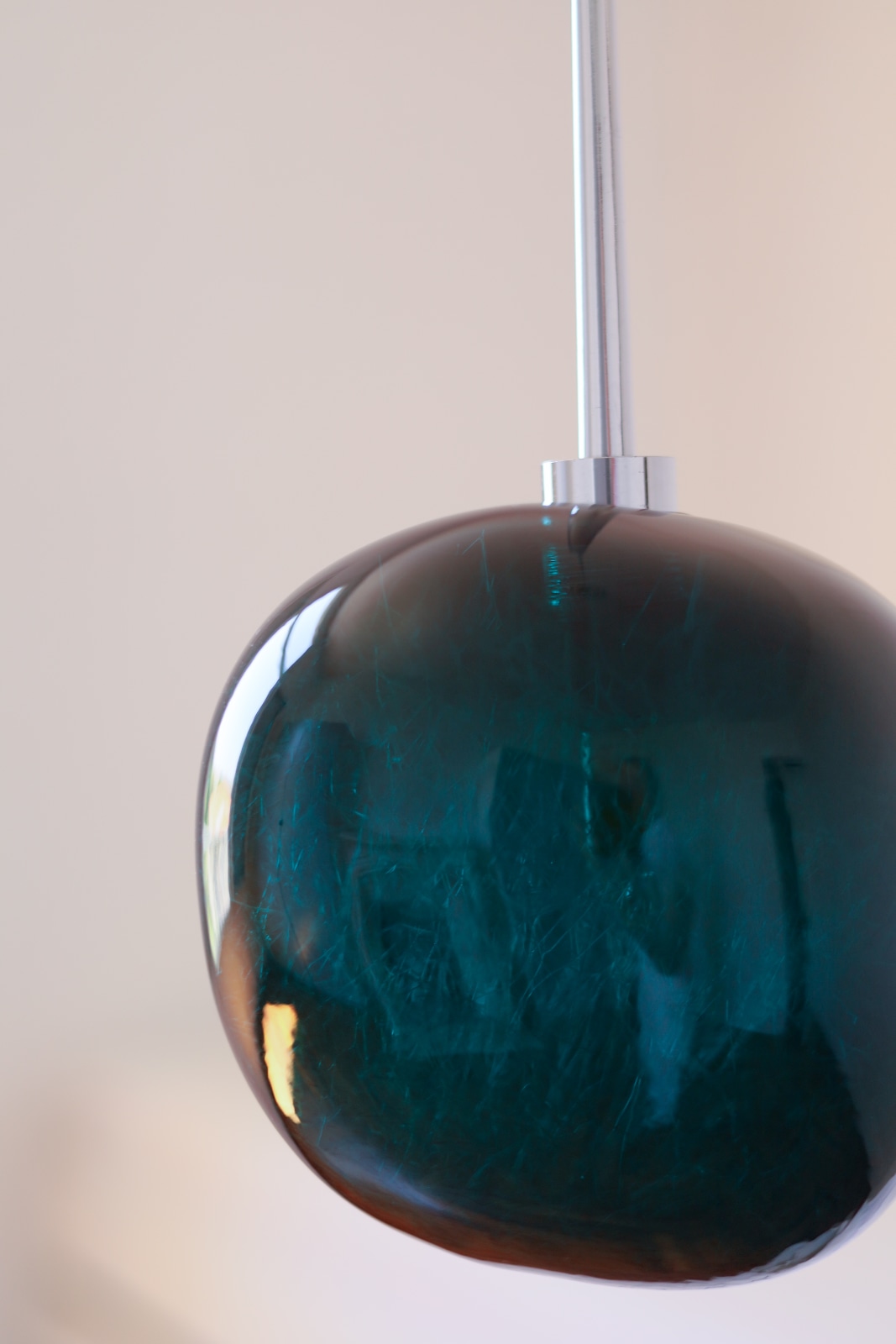 Kleine Hängeleuchte GALET mit bunter Glaskugel, drei Farben, Bild 13 Kleine Hängeleuchte GALET mit bunter Glaskugel, drei Farben, Bild 13