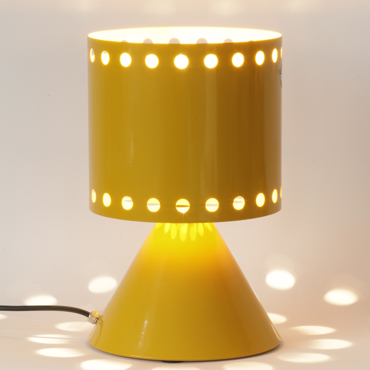 Bild 1: Schönes Lichtspiel: Die Tischleuchte in Narzissengelb RAL 1007 mit PVC-Kabel schwarz POLLY Tischleuchte mit Zierbohrungen in vielen Farben: Schönes Lichtspiel: Die Tischleuchte in Narzissengelb RAL 1007 mit PVC-Kabel schwarz