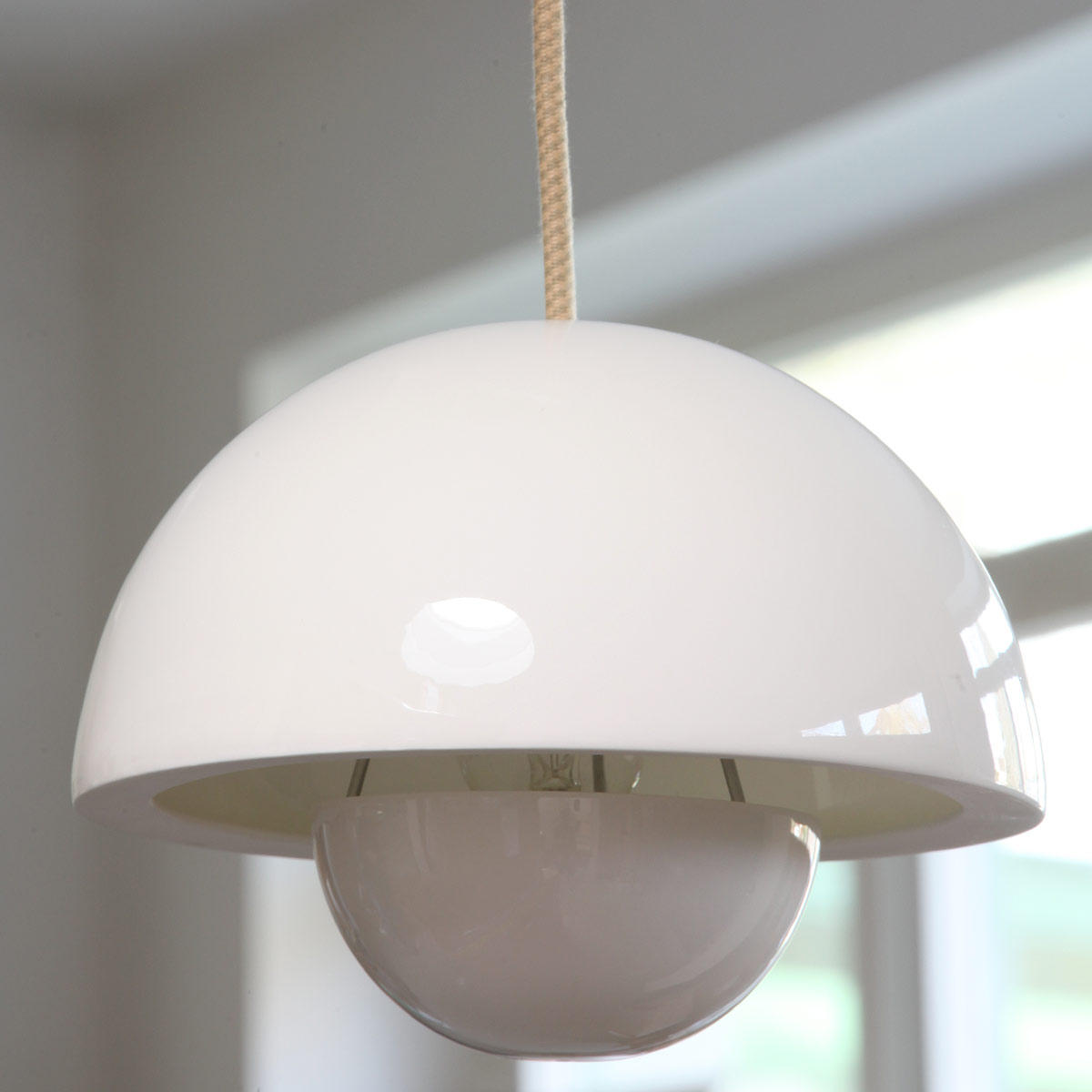 Bild 3: Bone China nennt man das hoch-durchlässige Porzellan, aus dem die Halbkugeln dieser kleinen Hängeleuchte gerfertig sind Kleine Hängeleuchte aus Porzellan-Halbkugeln: Bone China nennt man das hoch-durchlässige Porzellan, aus dem die Halbkugeln dieser kleinen Hängeleuchte gerfertig sind