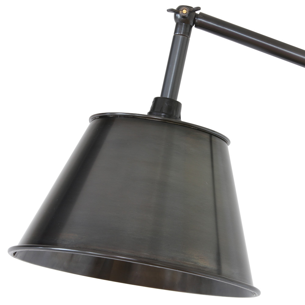 Französische Messing-Stehleuchte CHAUCER: Der einstellbare Lampenschirm hat einen Durchmesser von 18 cm („Kanoneneisen-Patina“)