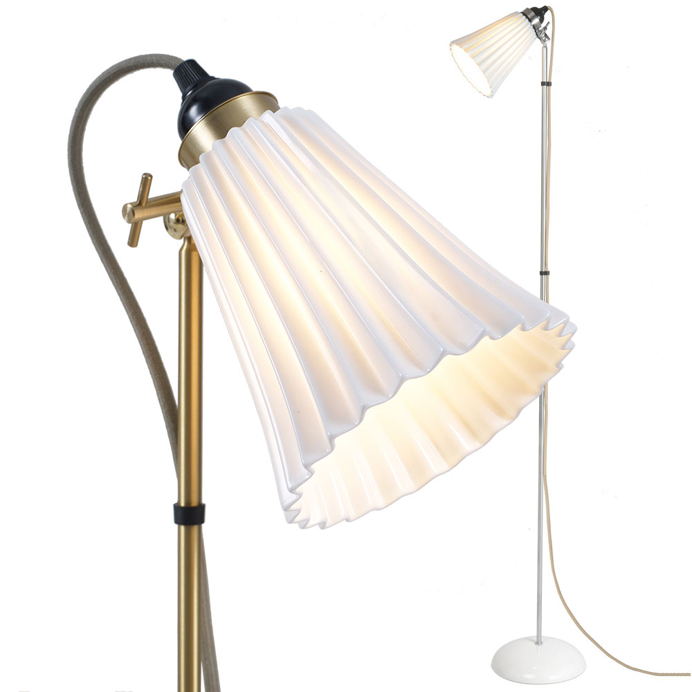 Charmante Stehlampe mit plissiertem Porzellanschirm