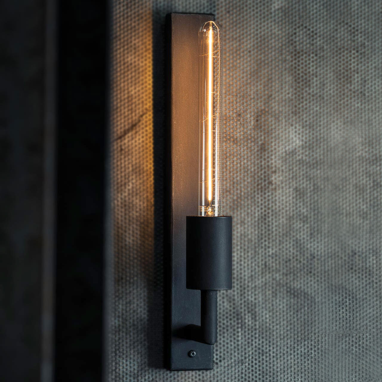 Massive Stahl-Wandleuchte mit Röhren-Filamentlampe WL3710 Massive Stahl-Wandleuchte mit Röhren-Filamentlampe WL3710