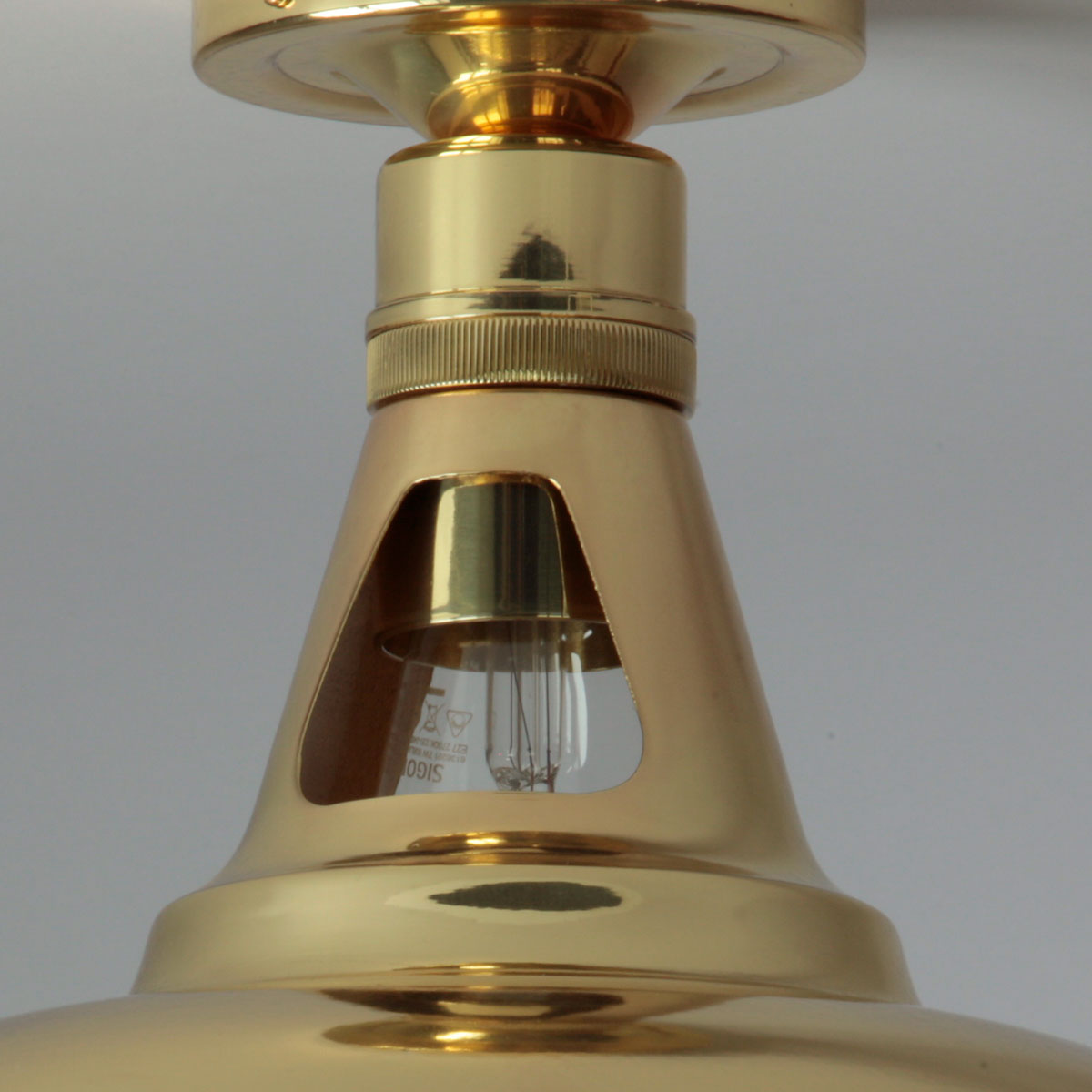 Messing-Deckenlampe mit offenem Dom, Ø 30 cm: Schönes Detail: Lichtaustritt zur Seite durch die Öffnungen, hier mit „Edison“-Filament-Leuchtmittel