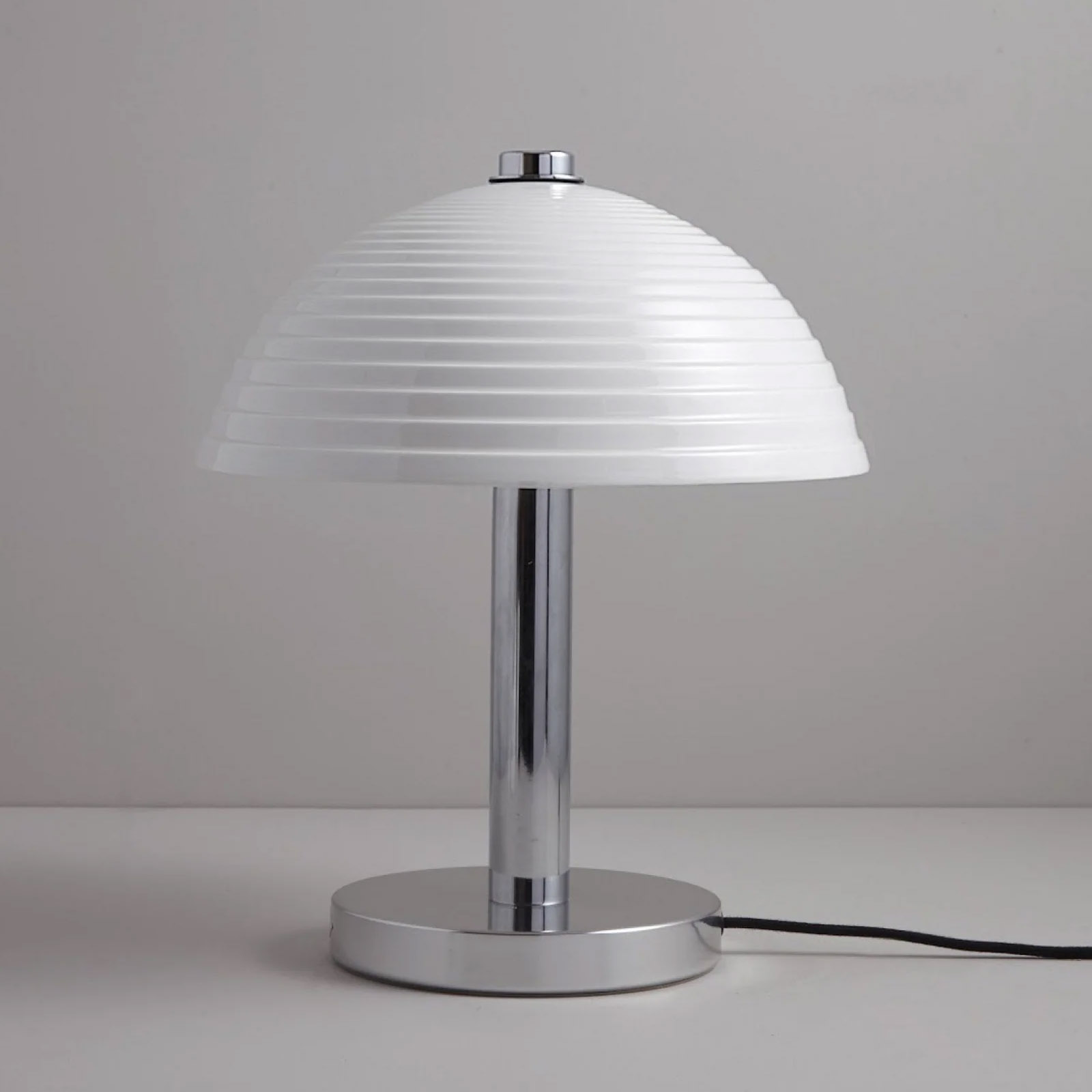 Pilz-Tischleuchte mit Schirm aus Porzellan COSMO: hier in der gestuften Ausführung 