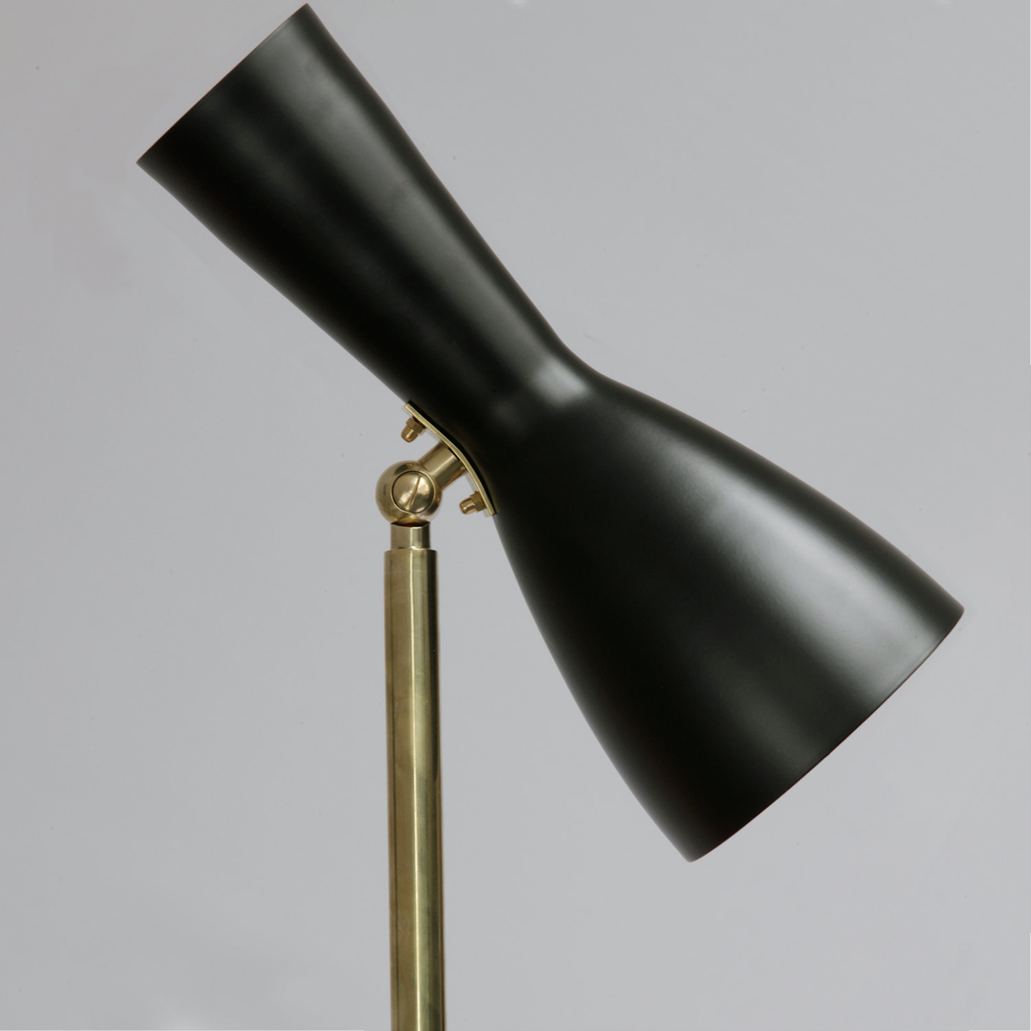 Elegante italienische 50er Jahre-Stehleuchte mit Marmor-Sockel: Schwarzer Schirm