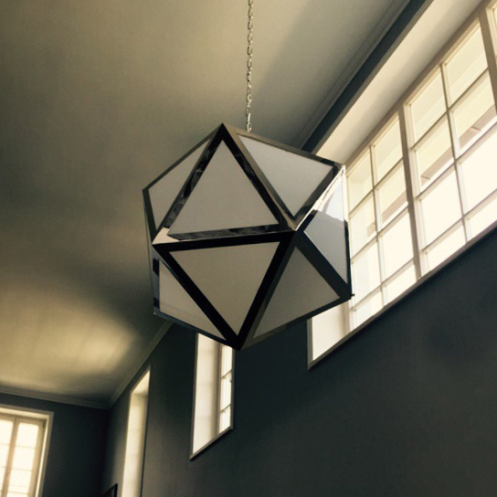 Bild 7: Hier eine Sonderanfertigung mit 60 cm Breite in Alt-Bronze Art-Déco-Pendelleuchte in Ikosaeder-Form  C425: Hier eine Sonderanfertigung mit 60 cm Breite in Alt-Bronze