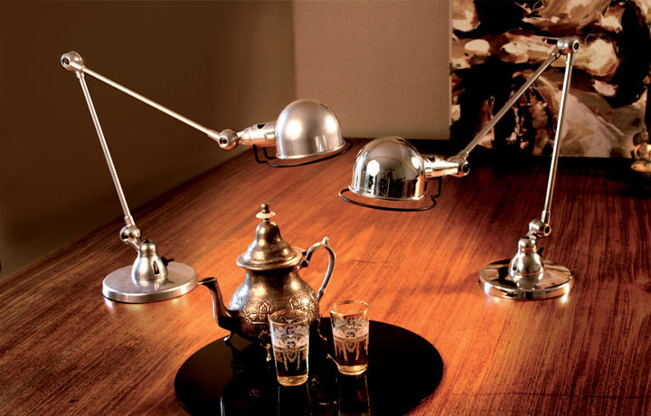 Bild 22: Zwei SIGNAL Tischleuchten von Jieldé, links Stahl gebürstet, rechts verchromt Kleine Tischleuchte SIGNAL SI333: Zwei SIGNAL Tischleuchten von Jieldé, links Stahl gebürstet, rechts verchromt