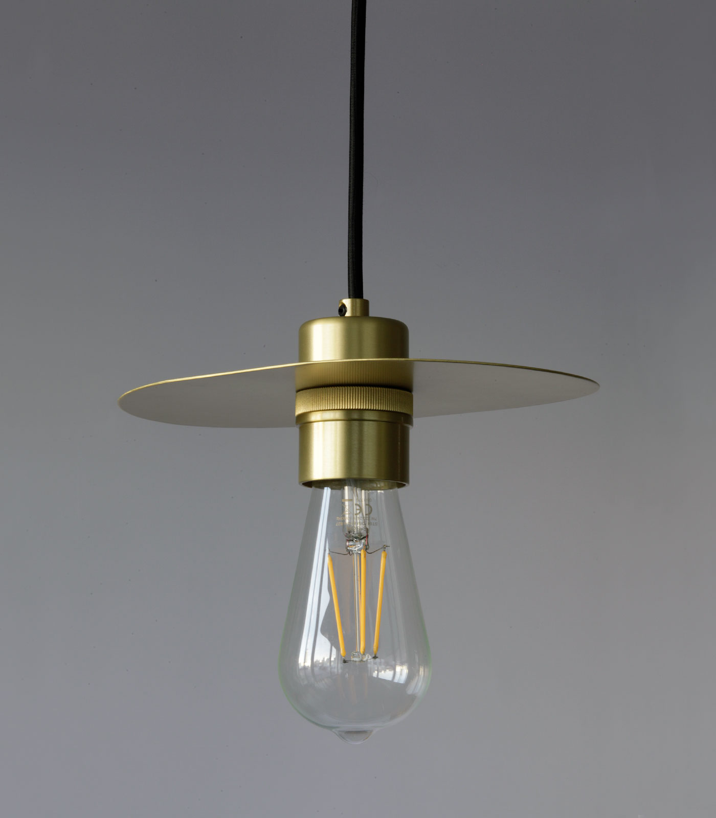 Bild 3: Messing satiniert, schwarzes Kabel, „Edison“-LED-Filament Birne Elegante, einfache Reflektor-Pendelleuchte aus Messing: Messing satiniert, schwarzes Kabel, „Edison“-LED-Filament Birne