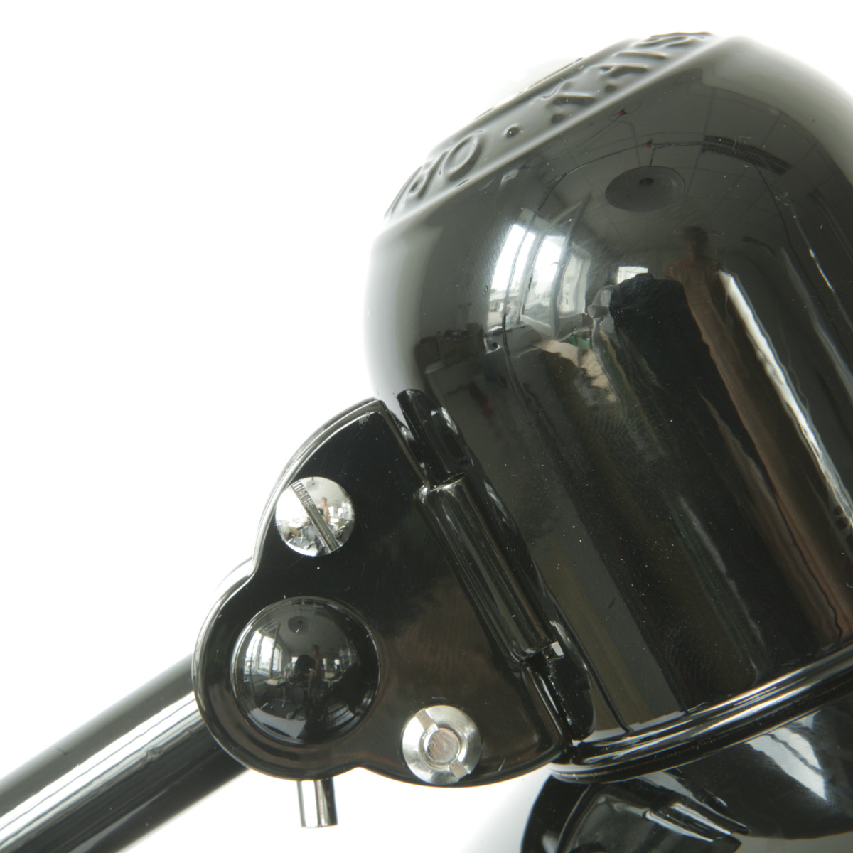 Kaiser idell-Tischleuchte 6556-T („Kommissarleuchte“) in schwarz: Typische Bauhauslösung, schlicht und effektiv: Zwei schwarze Backen fixieren das verchromte Kugelgelenk.