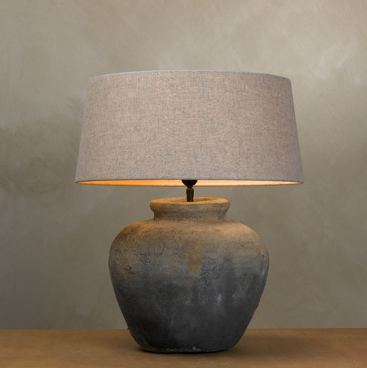 Fig. 2: Keramik-Tischleuchte, hier mit Schirm in Leinen Natur Antique Amphora Style Ceramic Table Lamp VANI RUSTIC: Keramik-Tischleuchte, hier mit Schirm in Leinen Natur