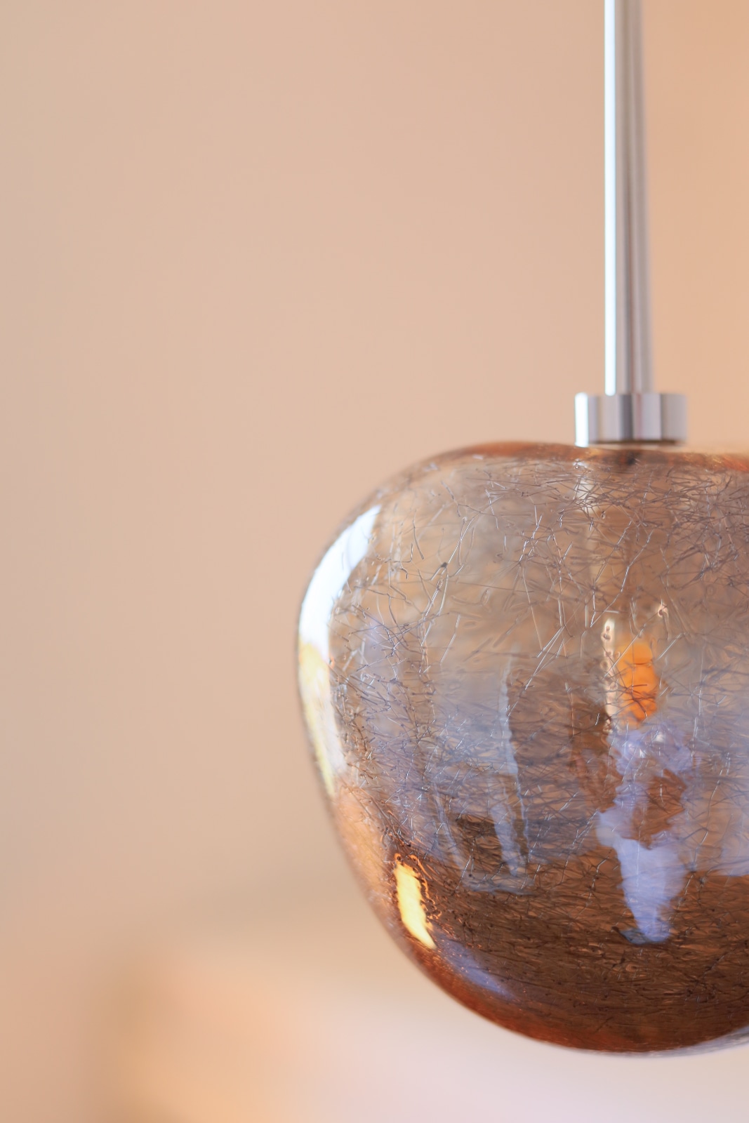 Fig. 5: Das Modell mit silbernen Glasfäden Ideal zur Aufhängung in Gruppen: Zierliche Glas-Hängeleuchte GALET: Das Modell mit silbernen Glasfäden